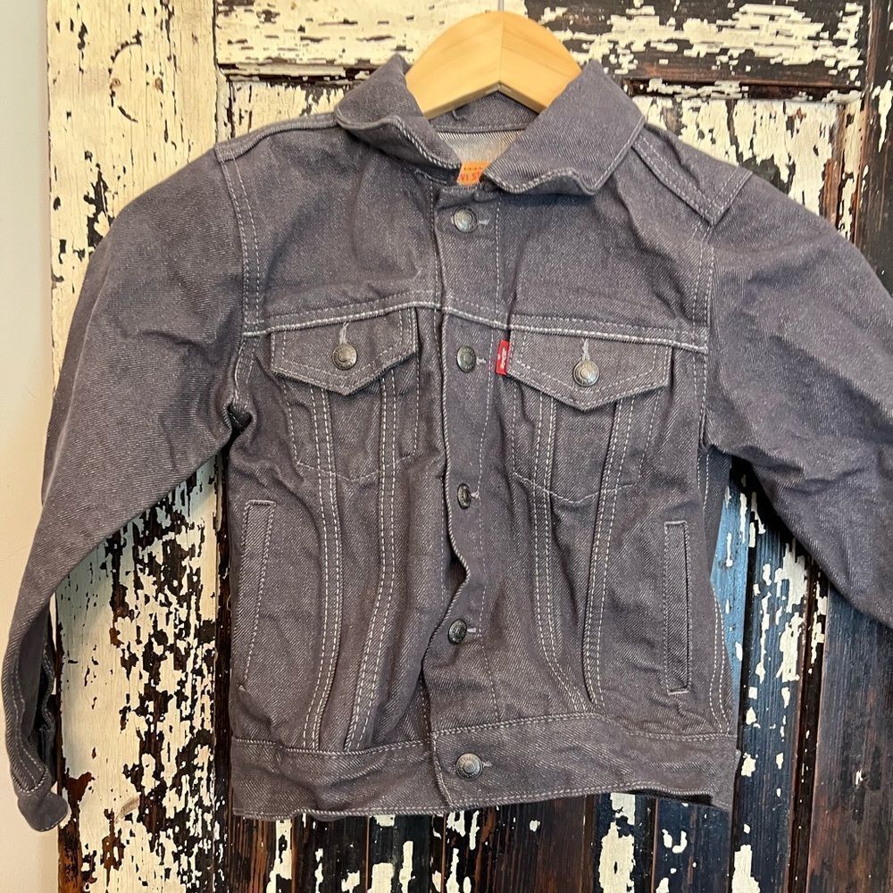 Kids Levi’s gray denim jacket. Size 7Reg. EUC.